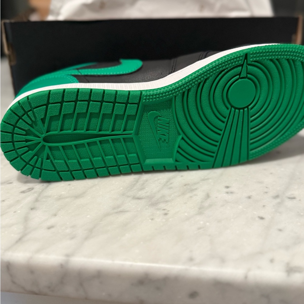 NWT Nike Jordan 1 Low Lucky Green (GS) - Picture 3 of 8